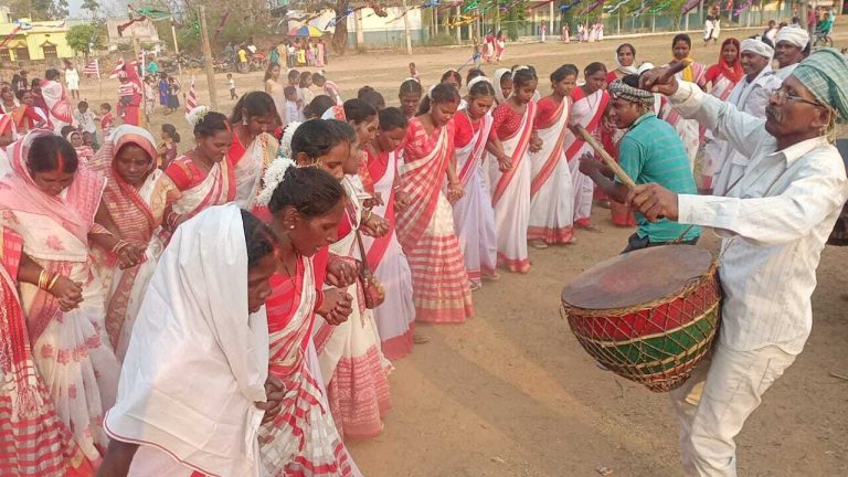 हेसालौंग में सरहुल शोभायात्रा में उमड़े लोग
