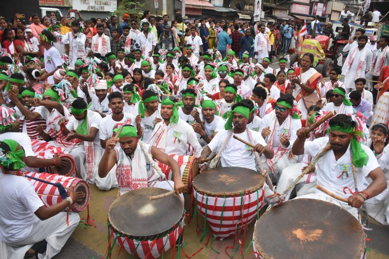 सरहुल की शोभायात्रा पर थिरके प्रकति के उपासक