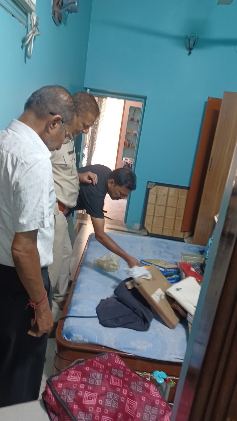 – चिरकुंडा में व्यवसायी के घर हजारों की चोरी