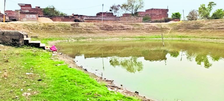 सूखने लगा तालाब पोखरा का पानी, दस फुट नीचे खिसका भूमिगत जलस्तर
