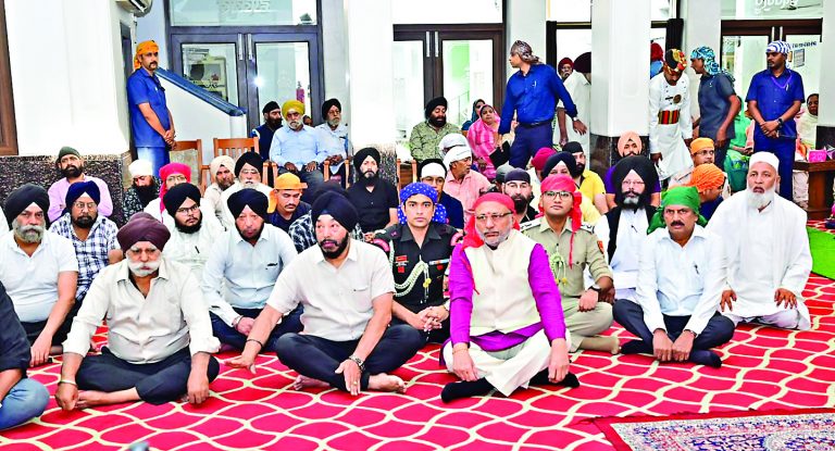 मेन रोड गुरुद्वारा में सजा दीवान, राज्यपाल भी हुए शामिल
