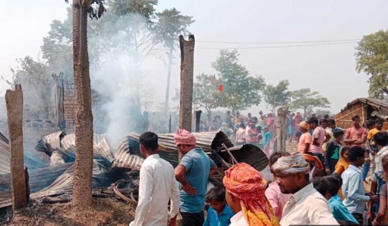 अचानक आग लगने से एक घर जलकर राख