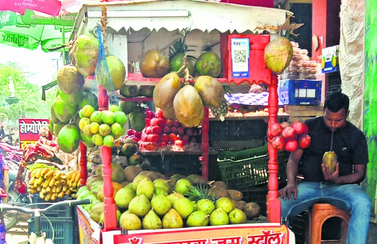 गर्मी का लगातार बढ़ रहा असर, राहत के लिए तैयारियों में जुटे लोग