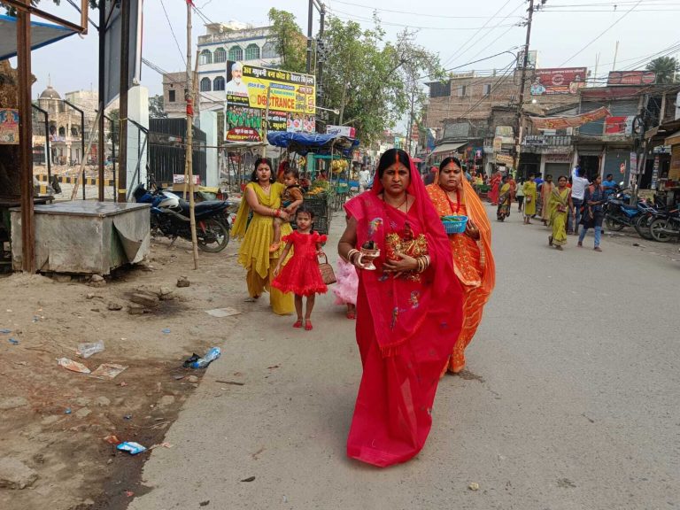 छठ व्रतियों ने अस्ताचलगामी भगवान भास्कर को किया अर्घ अर्पित