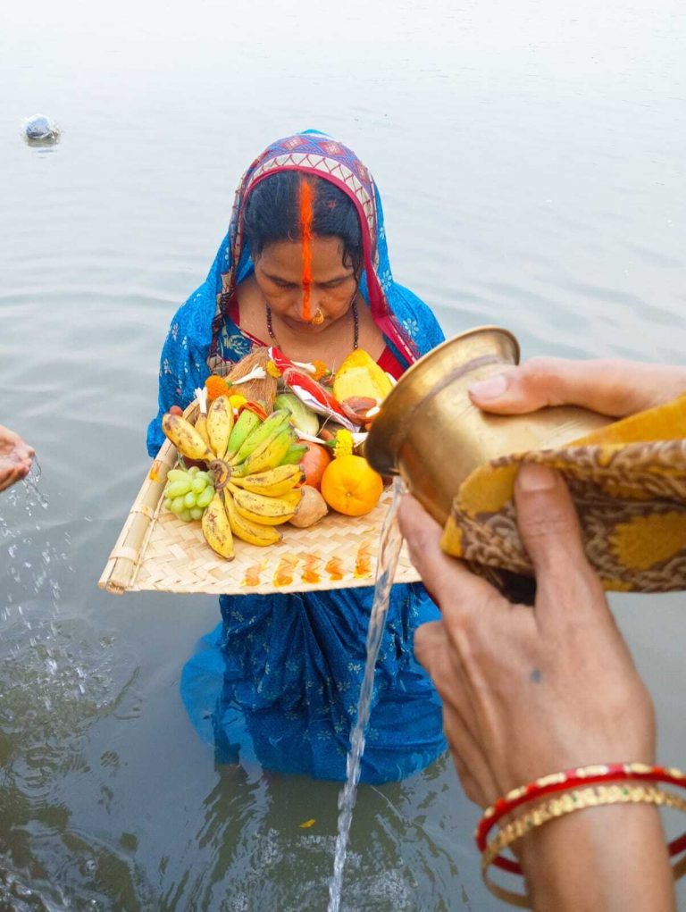 चैती छठ पर व्रतियों ने दिया भगवान भास्कर को अर्घ्य