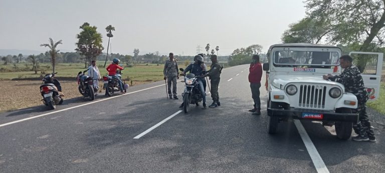 तेतरिया मोड़ पर पुलिस ने की वाहनों की जांच
