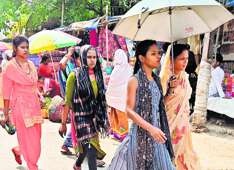40 डिग्री हुआ पारा, कड़ी धूप व लू की चपेट में आ रहे लोग