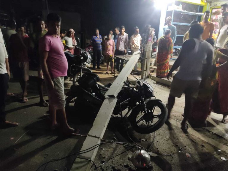 रानीबहाल में झूलते तार के संपर्क में आया ट्रक, बिजली खंभा भी टूटा, एक किशोर घायल