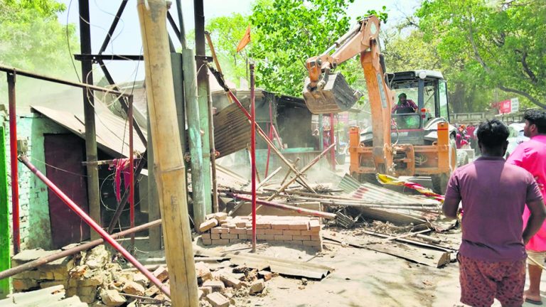 रेल परिसर में निर्मित अस्थायी दुकानों पर चला बुलडोजर