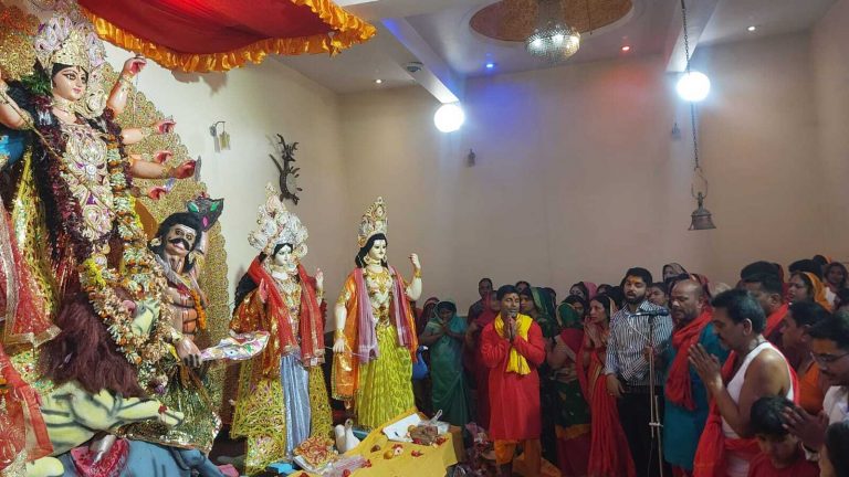 महाअष्टमी की पूजा के लिए मंदिरों और पंडालों में उमड़े श्रद्धालु