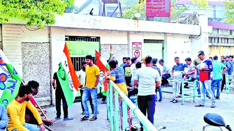 ग्रेफाइट इंडिया के बाहर तृणमूलकर्मी बने रोड़ा, काम किये बिना लौटे सैकड़ों ठेका श्रमिक