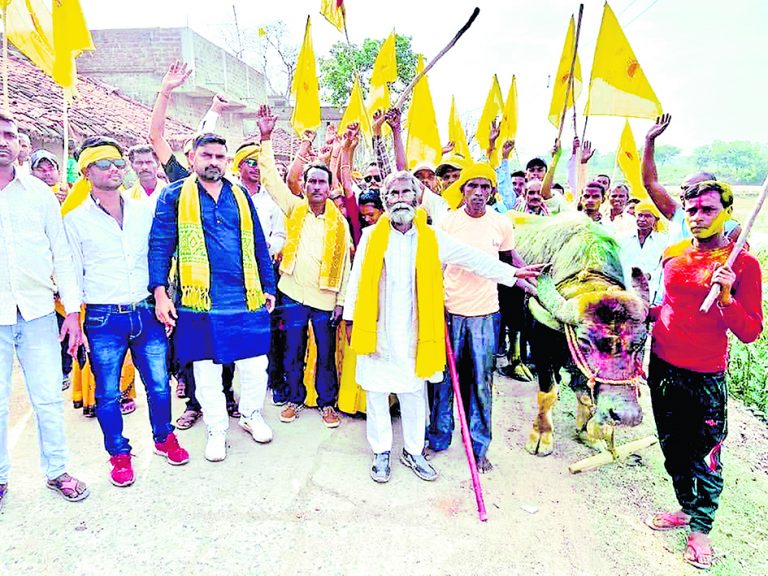 भैंसे के साथ चुनाव प्रचार कर रहे अजीत प्रसाद महतो, खींच रहे ध्यान