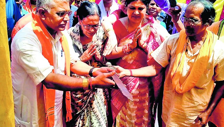 रामनवमी पर दुर्गापुर में भाजपा प्रार्थी दिलीप घोष ने किया अस्त्र-पूजन