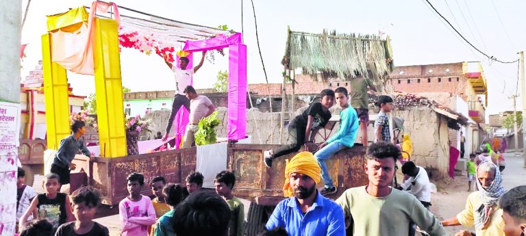 देर से मिला लाइसेंस, दरिहट में नहीं निकली शोभायात्रा