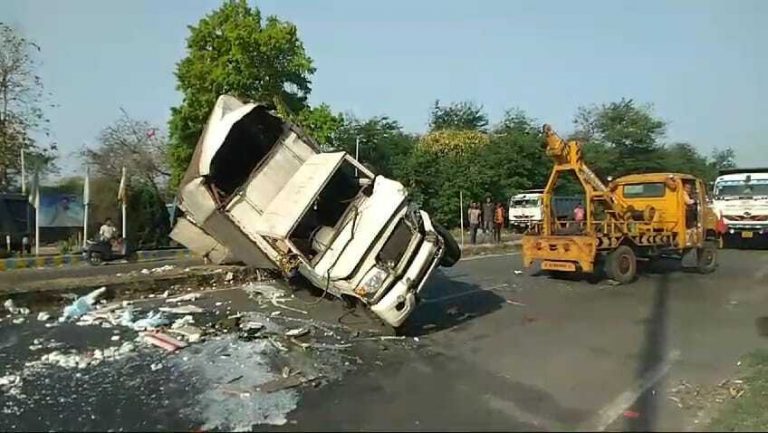 – सड़क पर बैठी गाय को बचाने में डिवाइडर से टकरा कर दूध लदा वैन पलटा
