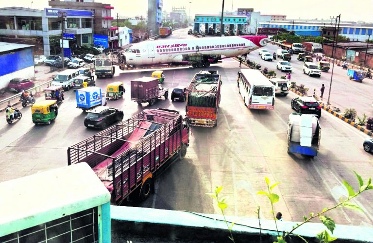 ट्रक पर चला विमान तो लग गया जाम