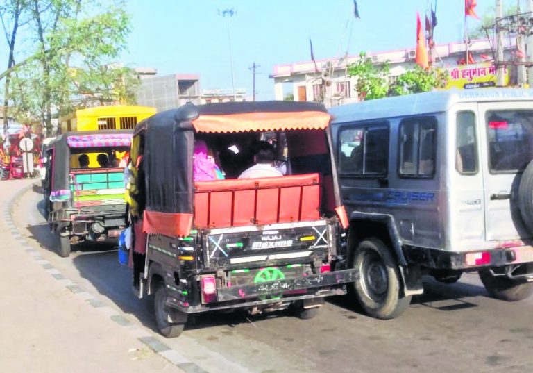 गोलंबर पर जाम के कारण एनएच पर एक सप्ताह बाद दिखा सुबह से वाहनों की लंबी लाइन, नगरवासी रहे परेशान