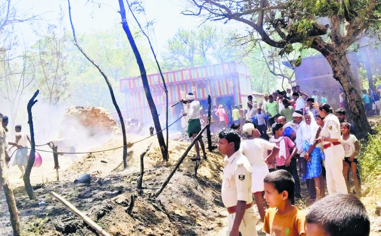 बहरामपुर में बिजली के शॉर्ट सर्किट से लगी आग में जला 20 लोगों का आशियाना