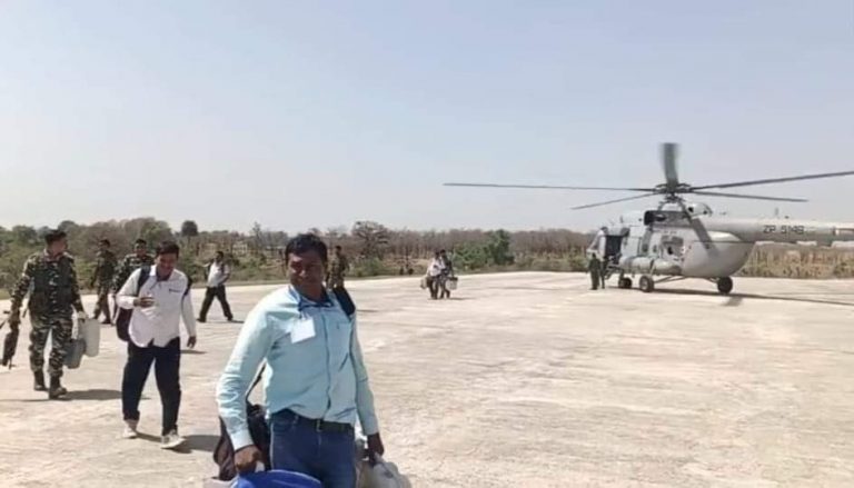 नक्सलग्रस्त क्षेत्र में हेलीकॉप्टर से उतारे गये मतदानकर्मी