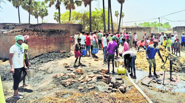 अगलगी की घटनाओं में 30 घर जलकर स्वाहा, मांझी में झोंपड़ीनुमा घर में लगी आग