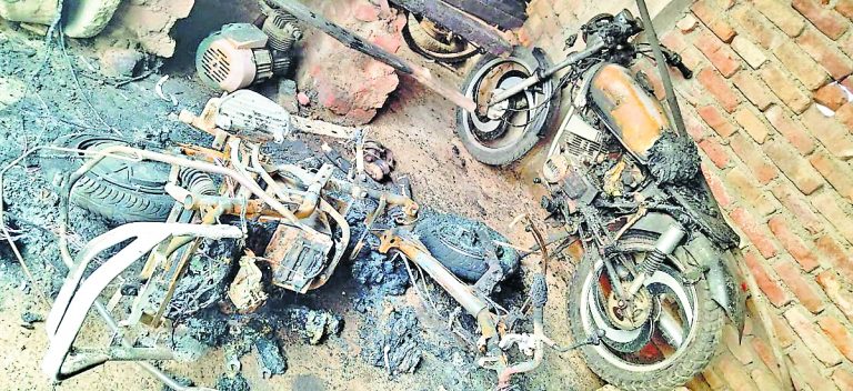 इलेक्ट्रॉनिक स्कूटी में आग लगी, बगल में रखे कई वाहन जले