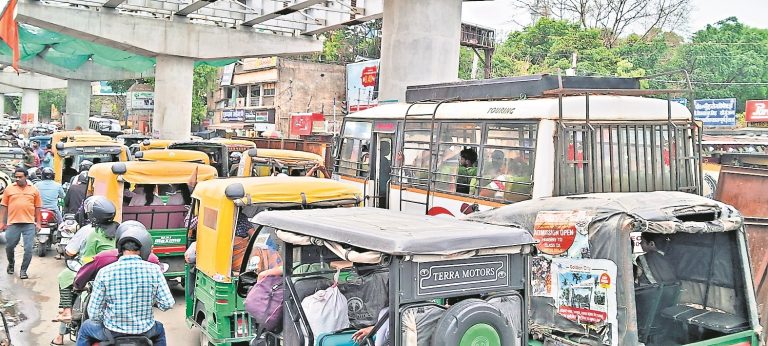 रातू रोड में डेढ़ किमी तय करने में एक घंटा हो रहा बर्बाद