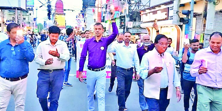 कैंडल मार्च निकाल कर मतदाताओं को किया जागरूक