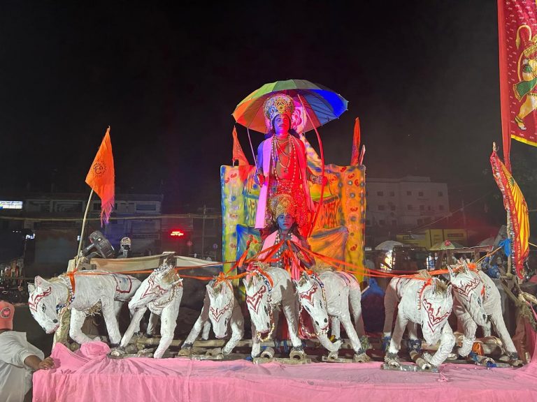 मनमोेहक झांकी व हैरतअंगेज करतब देख दर्शक हुए अचंभित