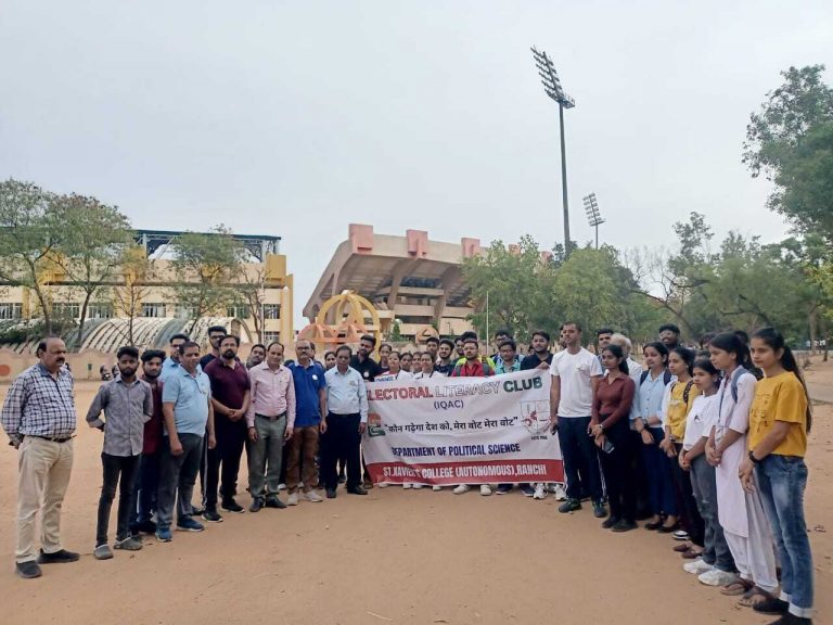 मतदाताओं को जागरूक करने के लिए निकाली गयी प्रभातफेरी