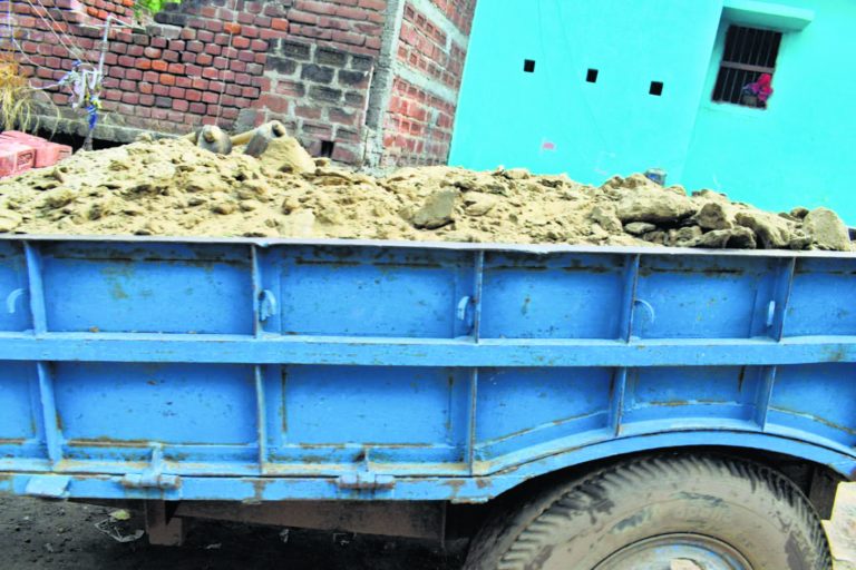 जिले में बगैर माइनिंग प्लान के ही खेतों से हो रही मिट्टी की कटाई