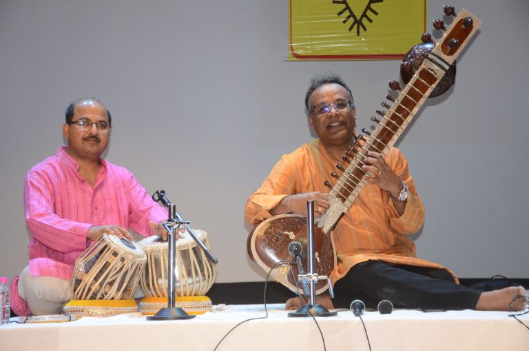 सितार वादक गौरव मजूमदार ने राग नट भैरव पर किया मंत्रमुग्ध