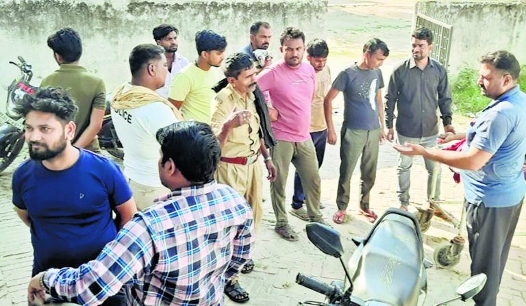 अलग-अलग सड़क दुर्घटनाओं में एक शिक्षक समेत तीन की मौत पांच लोग घायल, मांझी में बोलेरो छोड़ बराती व चालक फरार