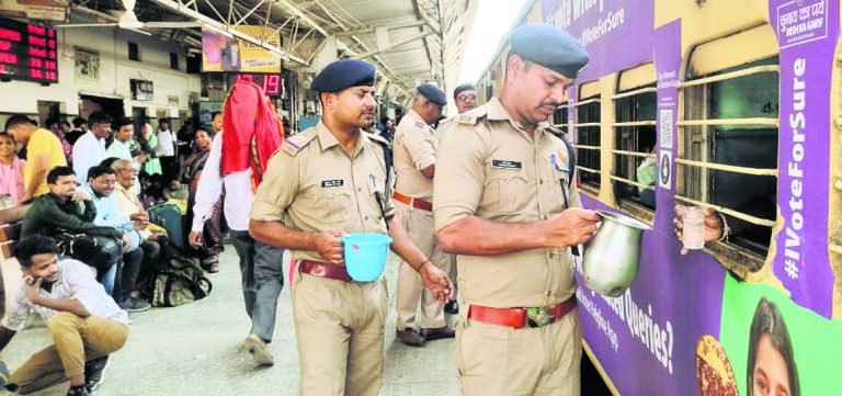 यात्रियों की सहायता के लिए छपरा जंक्शन पर बनाया गया बूथ