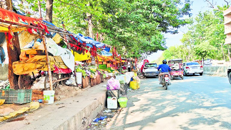 खाली जगहों पर लग रहीं अवैध दुकानें, नगर निगम अनजान