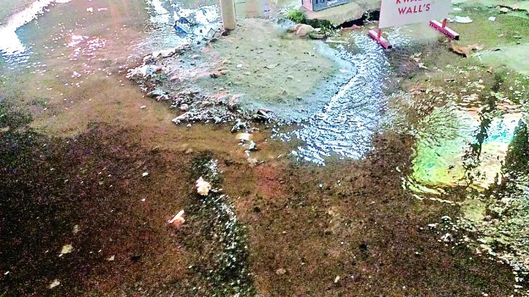 पाइपलाइन क्षतिग्रस्त, 20 दिनों से बह रहा पानी