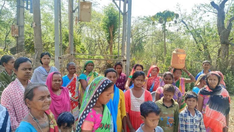 – चालधोवा में जल नहीं तो वोट नहीं नारों के साथ ग्रामीणों ने किया प्रदर्शन