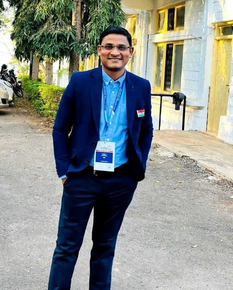 अरुणेश को रेल यात्रा वृत्तांत पुरस्कार योजना के तहत उनके लेख को मिला दूसरा स्थान