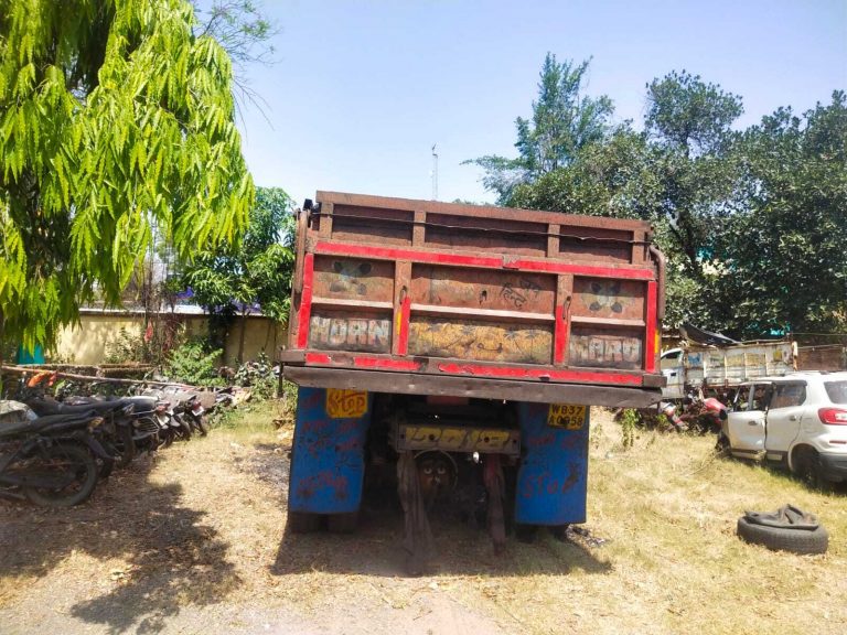 पुलिस ने अवैध रूप से कोयला उतार रहे डंपर किया जब्त