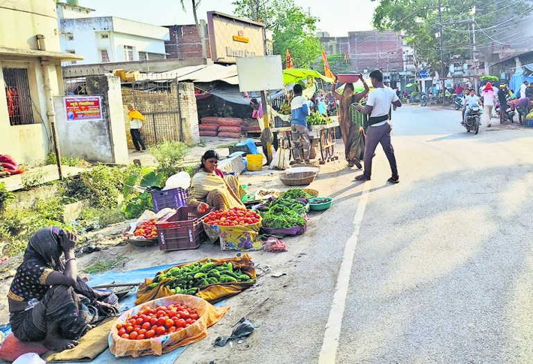 शहर में कई जगहों पर अतिक्रमण से राहगीरों की बढ़ी परेशानी
