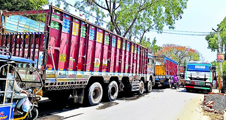 बालू लदे दो वाहन हुए खराब, पांच घंटे तक लगा रहा जाम
