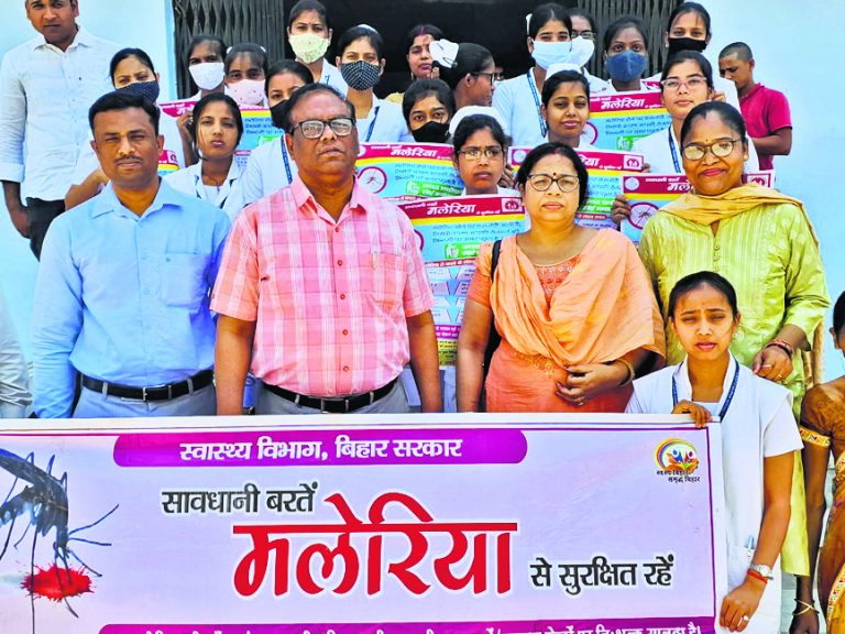 विश्व मलेरिया दिवस पर नर्सिंग छात्राओं ने रैली निकाल किया जागरुक