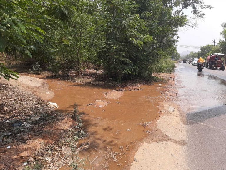 – जमुनिया का हजारों लीटर पानी सड़क पर बह गया