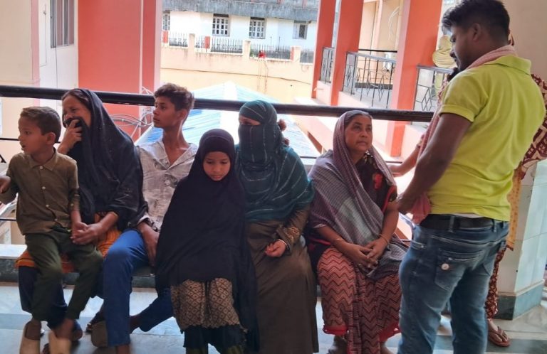 रंगाई कार्य के दौरान सीढ़ी से गिरकर पेंटर की मौत, ठेकेदार पर लगाया आरोप