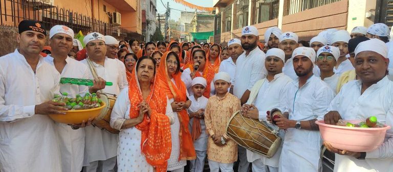 नगर कीर्तन शोभायात्रा में बरसे फूल