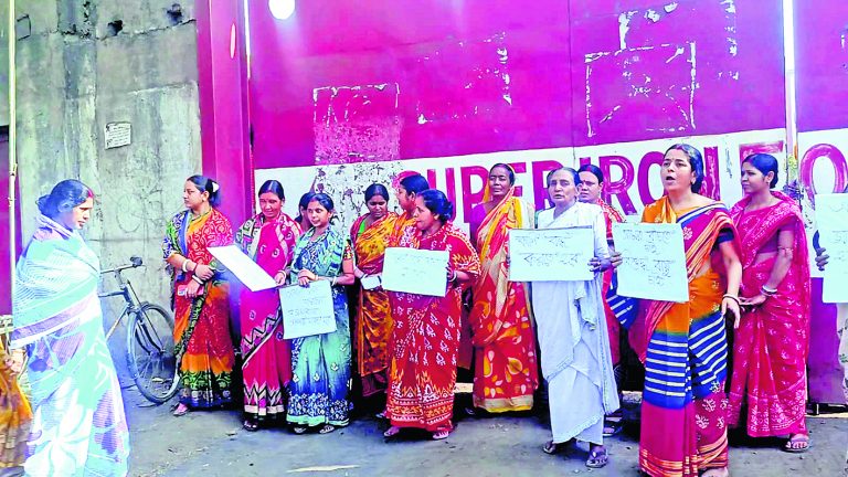 पांडवेश्वर : फैक्टरी से हो रहा प्रदूषण नाराज महिलाओं ने किया प्रदर्शन
