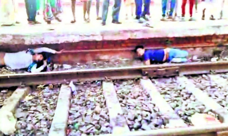 जनशताब्दी में चढ़ने में दो का फिसला पैर, दीवार से चिपक बचायी जान