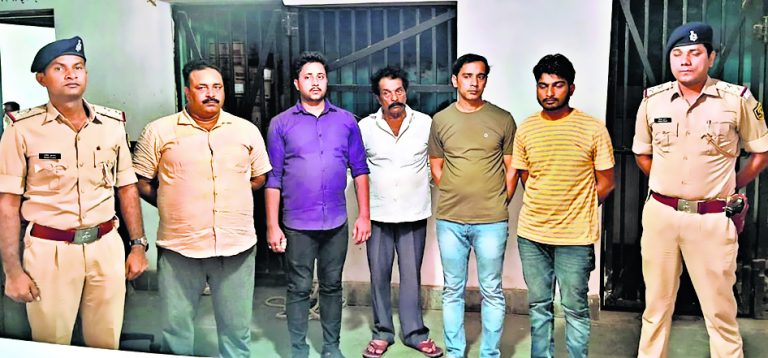 कांग्रेस जिलाध्यक्ष के घर पर चलीं गोलियां, पांच लोग धराये, राइफल व 44 कारतूस बरामद