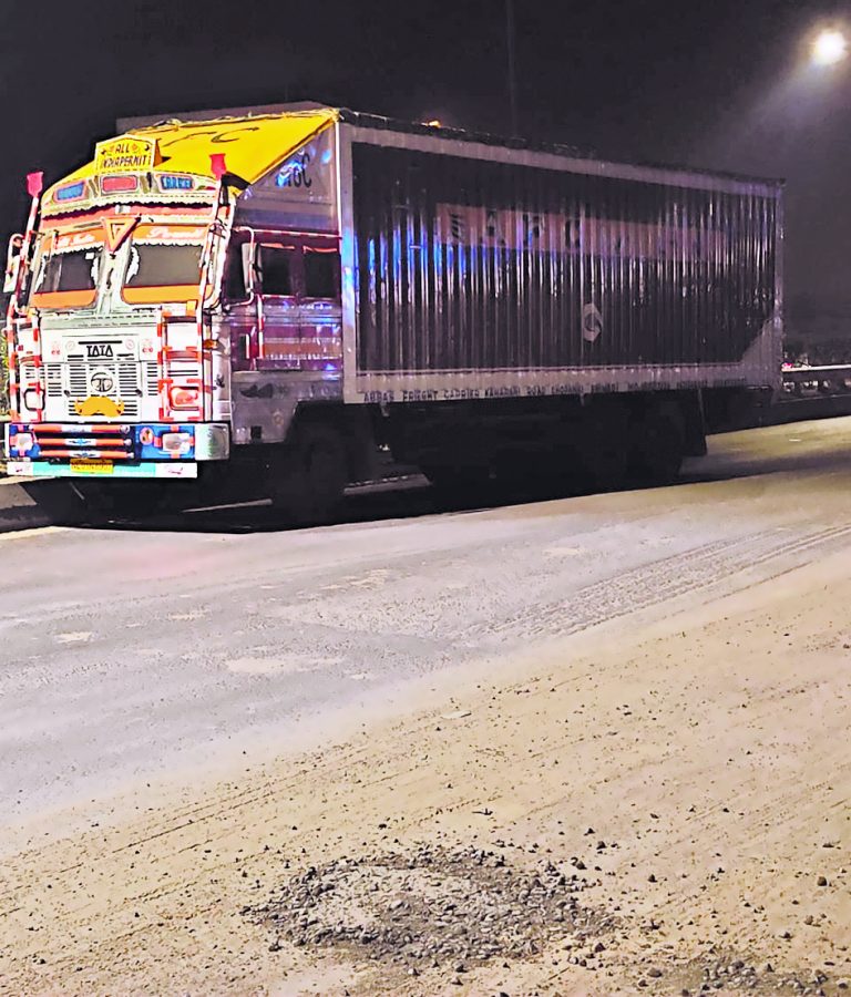 42 पशुओं को कराया गया मुक्त, दो तस्कर गिरफ्तार, ट्रक जब्त
