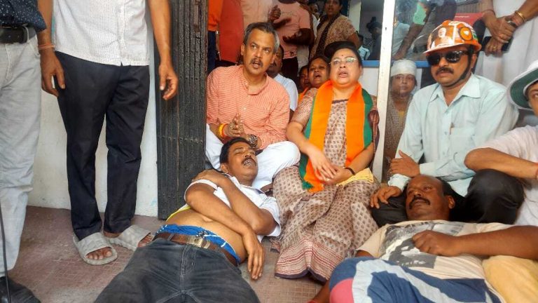 दीवार लेखन कर रहे भाजपा कार्यकर्ताओं पर कथित हमले में महिला का फटा सिर