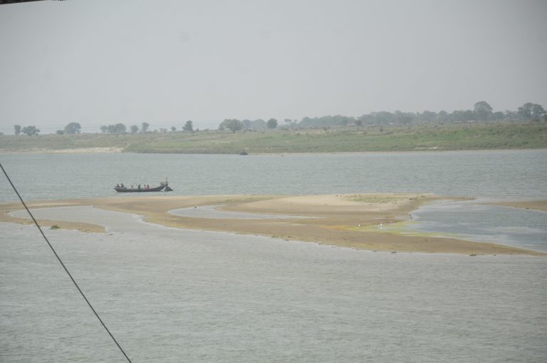 Patna : गंगा नदी में घटते जल स्तर से निकल रहे टापू